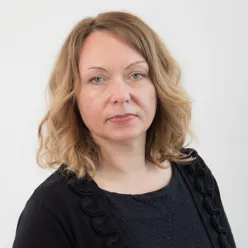 Portrettbilde av dame i sort jakke