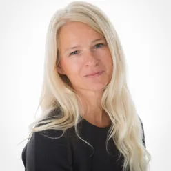 Portrettbilde av dame som smiler