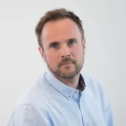 Portrettbilde av mann i blå skjorte