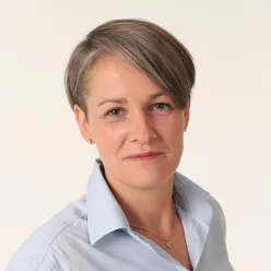 Portrettbilde av dame med kort hår