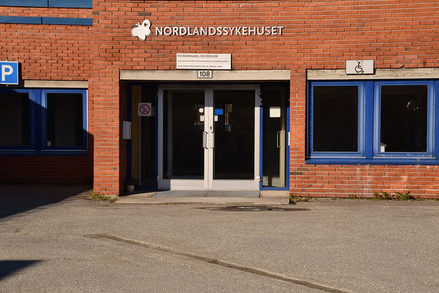 En bygning med et skilt på forsiden