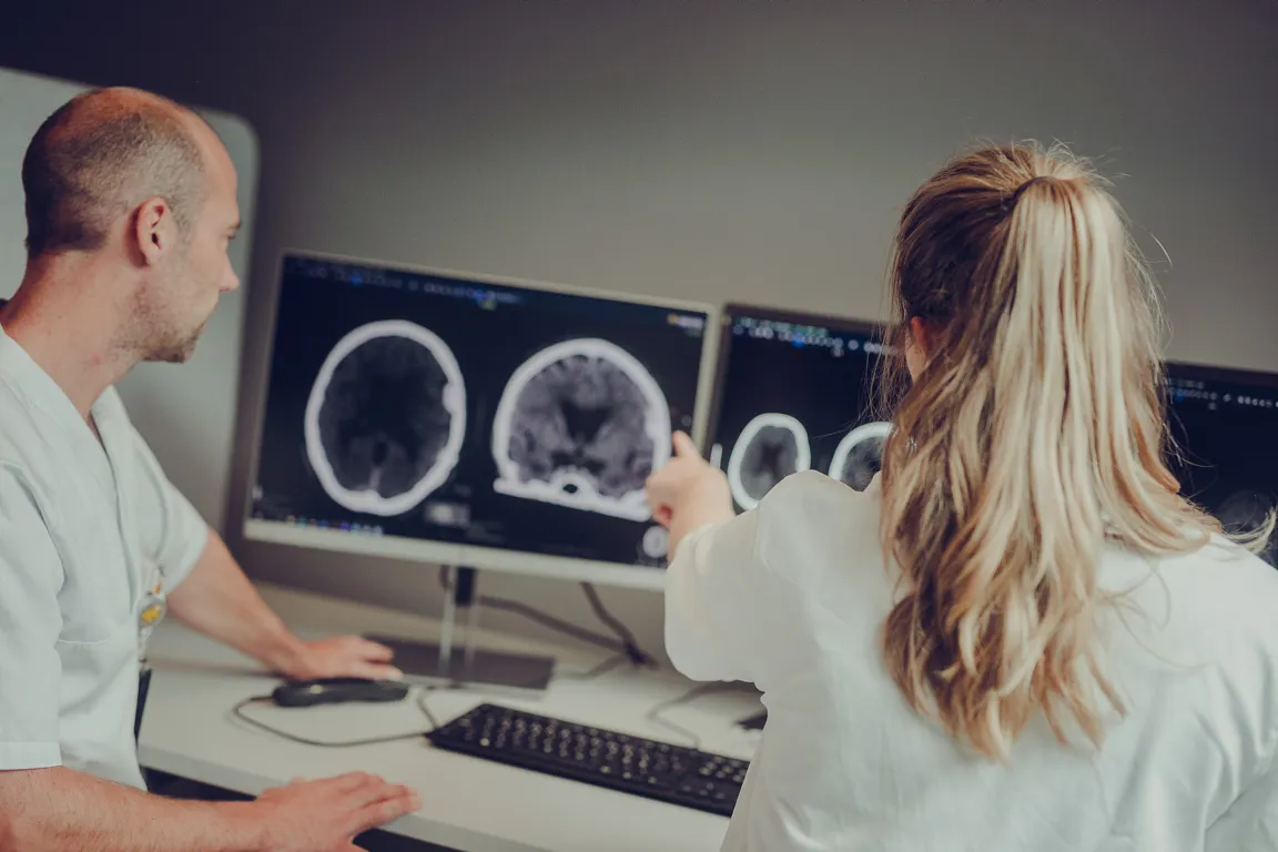 Mann og dame peker på skjerm