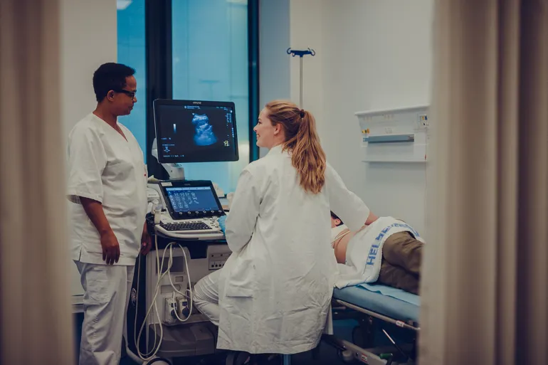 To damer prater med hverandre