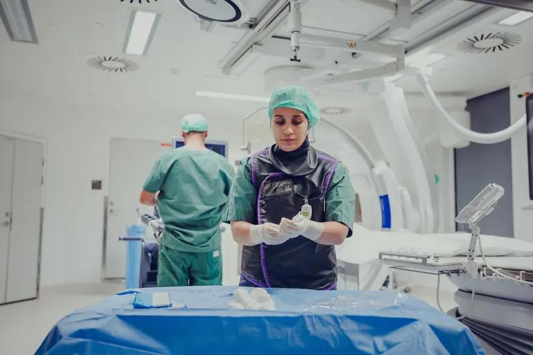 Mann og dame gjør seg klar til å ta røntgen