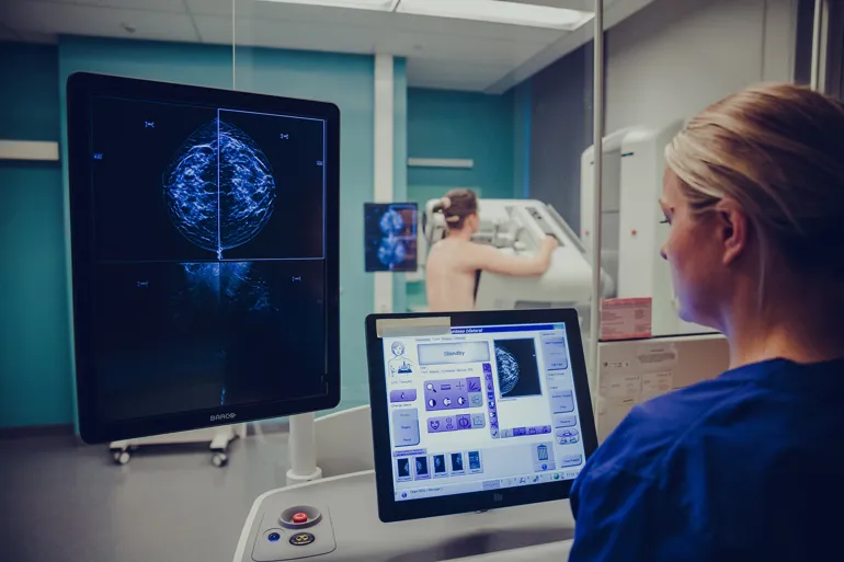 Dame som studerer røntgenbilde