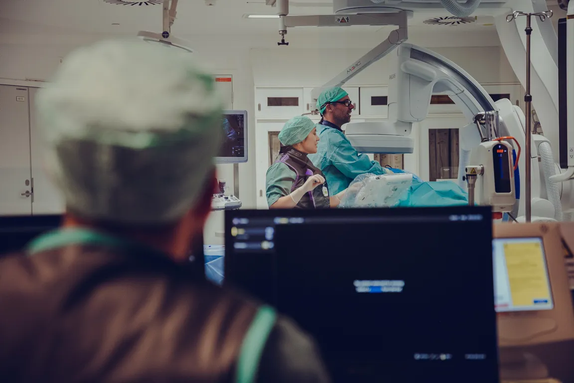 Tre personer som klargjør for røntgenbilde