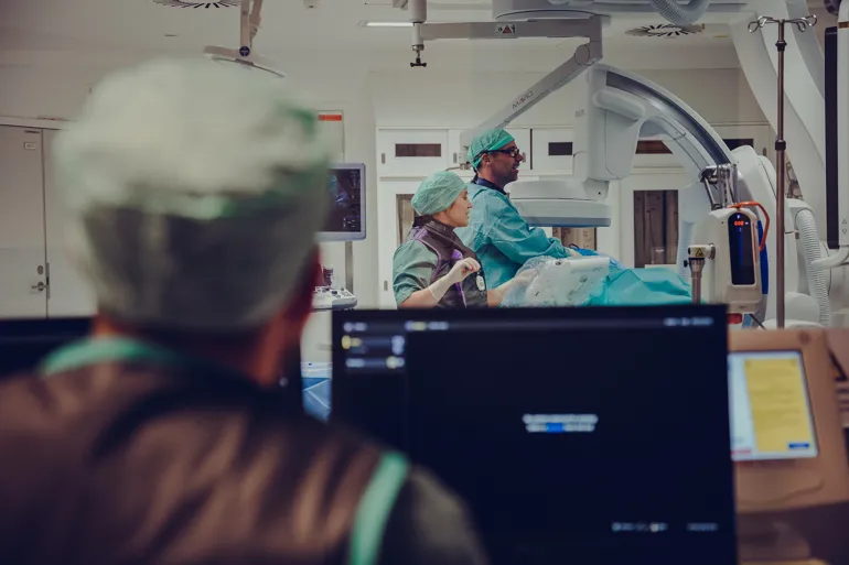 Tre personer som klargjør for røntgenbilde