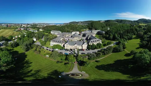 En gruppe hus i et skogsområde