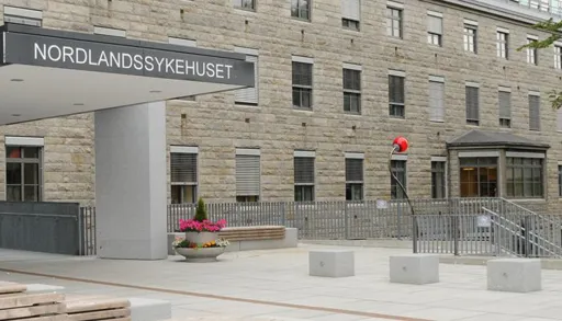 En bygning med et skilt på forsiden