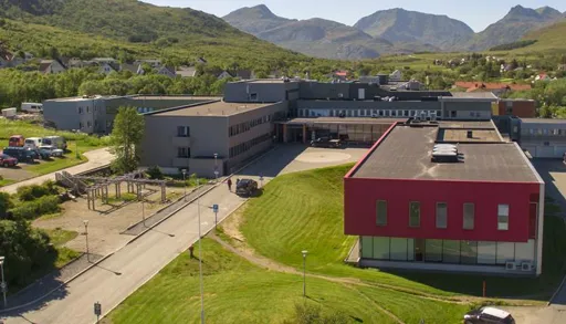 En stor bygning med parkeringsplass