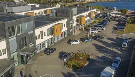 En gate med biler og bygninger langs den