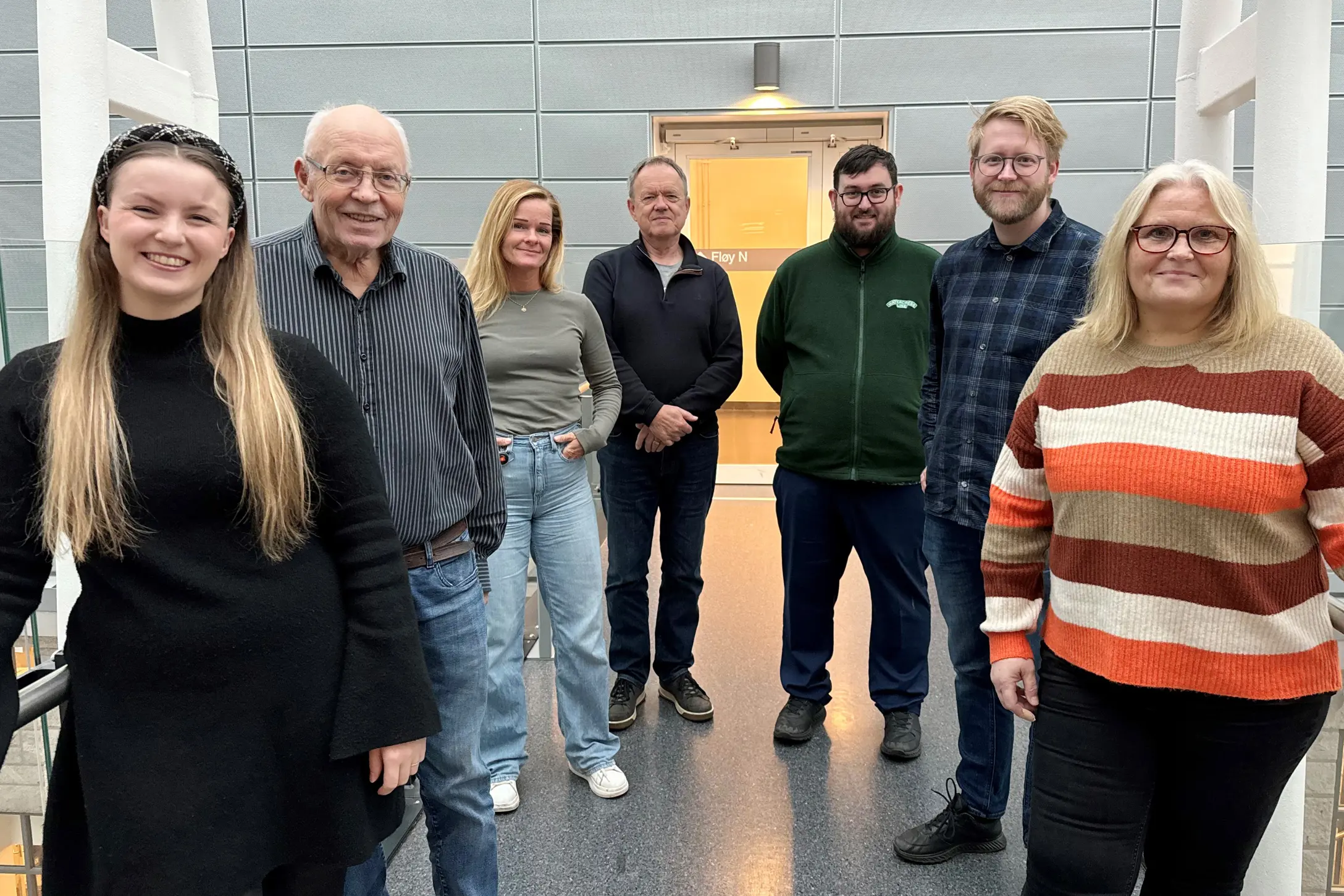 En gruppe mennesker som poserer for et bilde